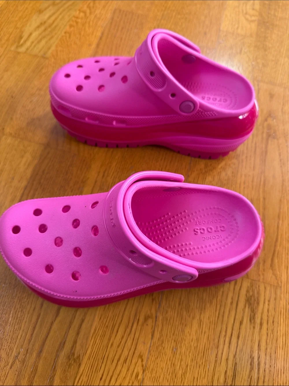 CROCS Kids Classic Clog in Hot Pink